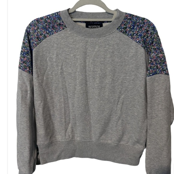 Scotch & Soda Tops - Scotch & Soda Crewneck. Gray. Flowers. Small.